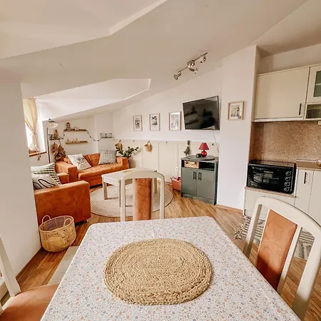 Happy 2-bedroom Near Lift With Free Parking