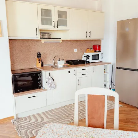 Happy 2-bedroom Near Lift With Free Parking Apartmán *