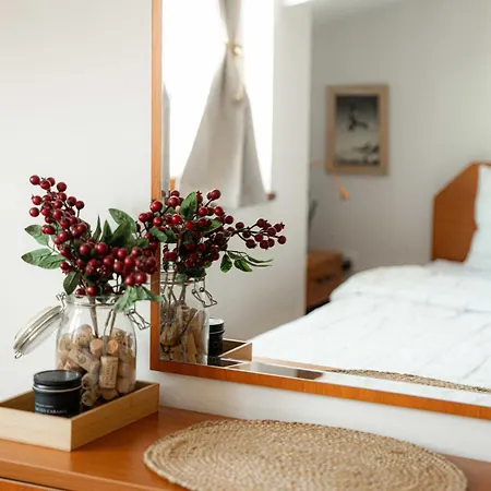 Happy 2-bedroom Near Lift With Free Parking *